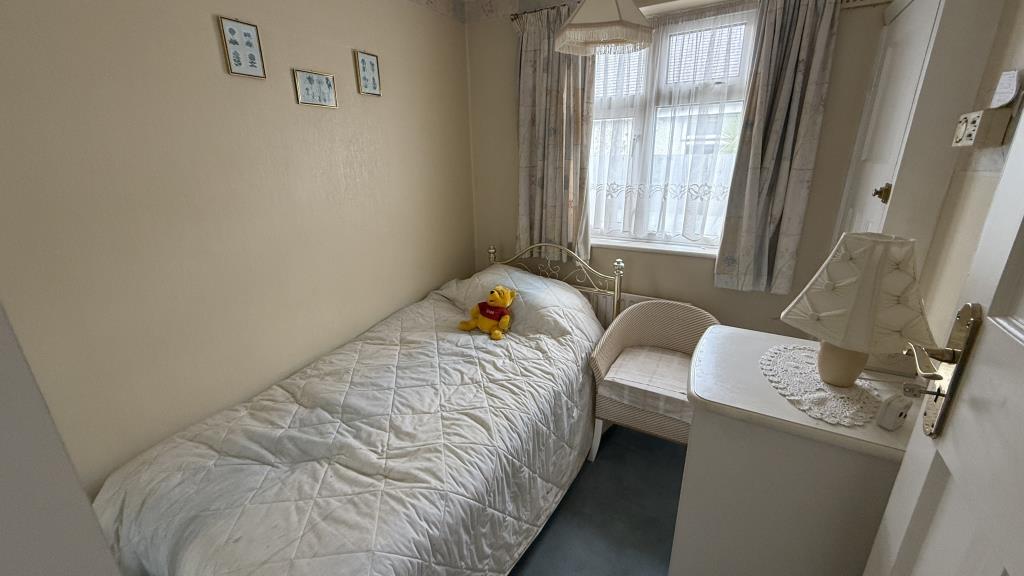 Lot: 62 - SEMI-DETACHED BUNGALOW WITH POTENTIAL - Internal image of bedroom